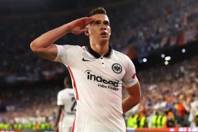 星空体育-关于法兰克福发布备战花絮；赛后队长鼓劲；欧联任务艰巨；心理建设被强调的信息-星空体育